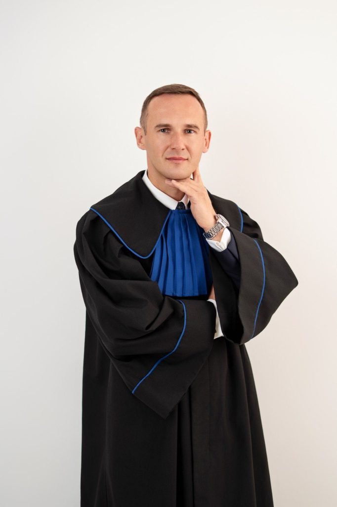 Radca prawny Mariusz Ślusarczyk w todze radcowskiej